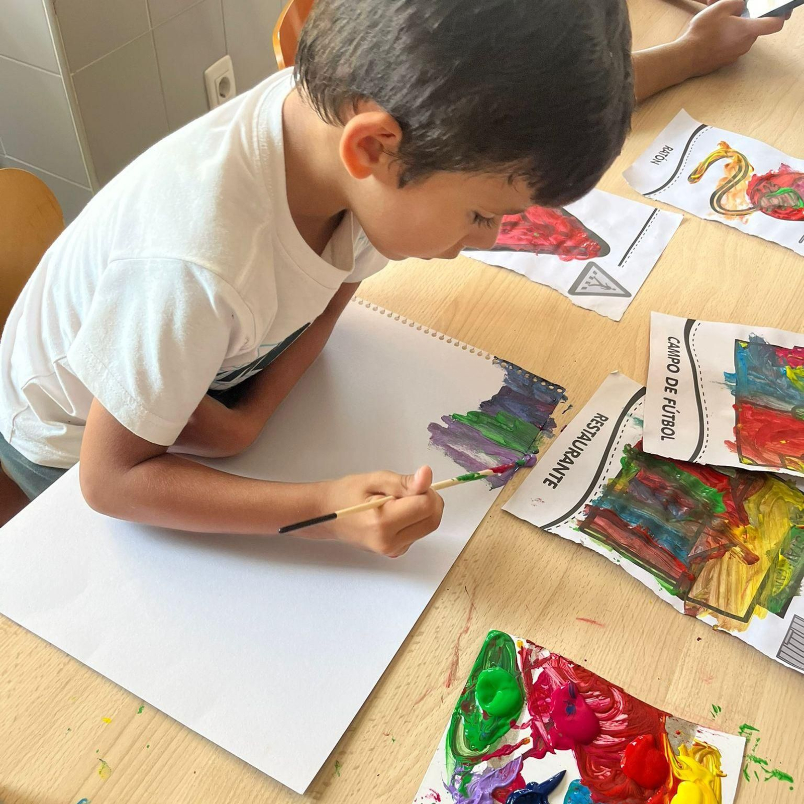 Niños en los talleres del campamento de verano de Ánsares. Niños en los talleres del campamento de verano de Ánsares.