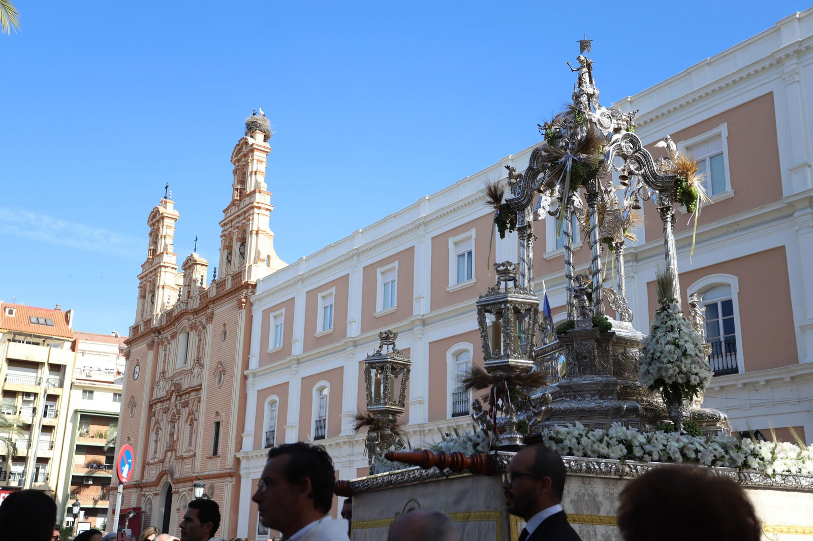 Imágenes del Corpus Christi recorriendo las calles de Huelva