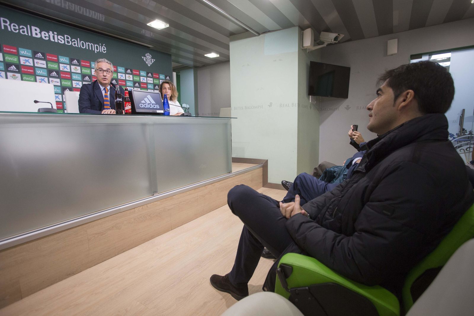 Torrecilla es seguido con atención por el presidente del Betis, Ángel Haro.