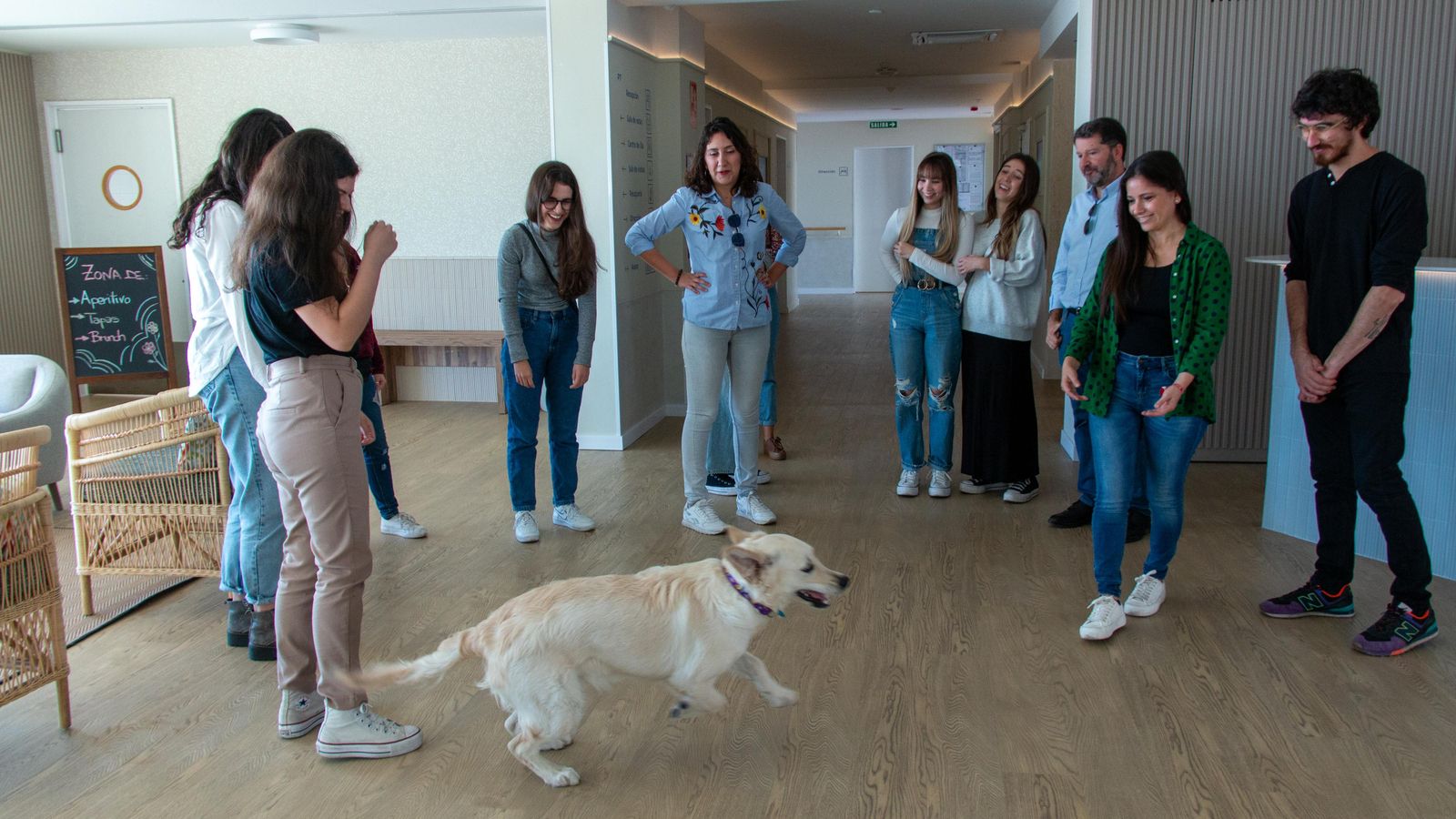 En la residencia de Almuñécar tienen un perro para acompañar a los residentes En la residencia de Almuñécar tienen un perro para acompañar a los residentes