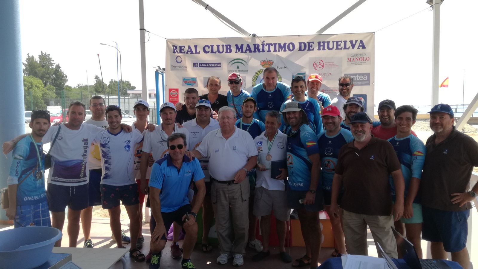 Los participantes, junto a representantes de la Federación Andaluza y del Real Club Marítimo de Huelva.