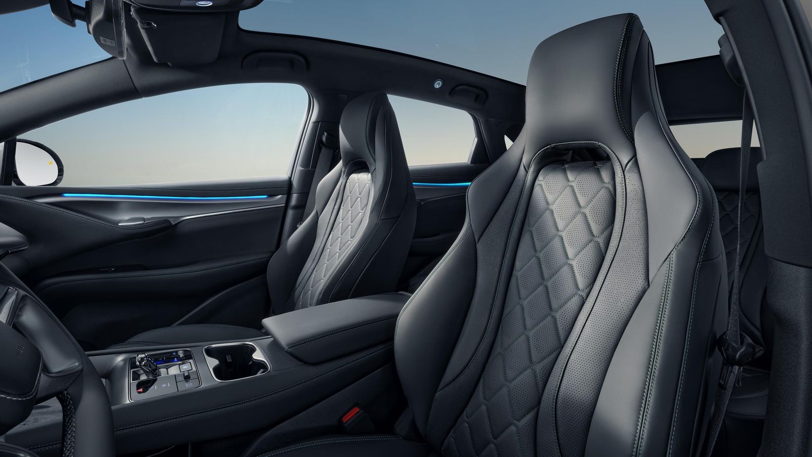 Se emplea cuero sintético en la tapicería de los asientos, en tanto que estará disponible un techo panorámico de grandes dimensiones.