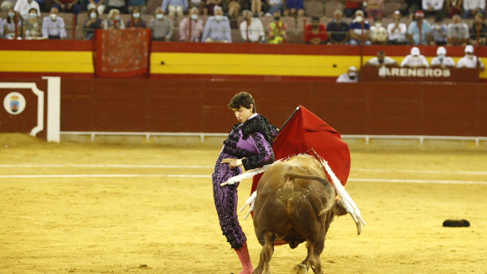 Pase por la espalda del peruano.