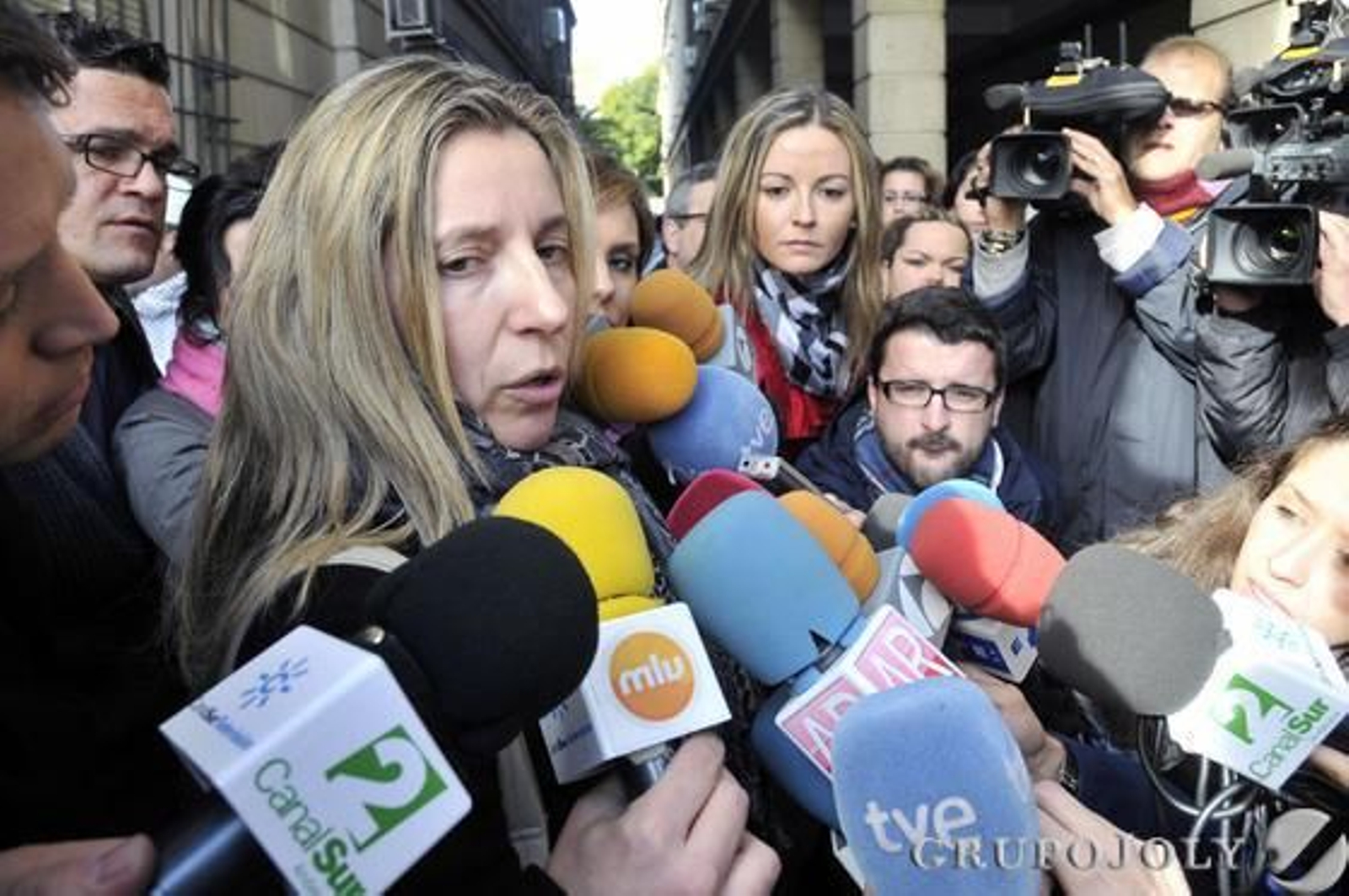 Eva Casanueva atiende a los medios de comunicación a las puertas de los Juzgados.

Foto: Juan Carlos Vázquez