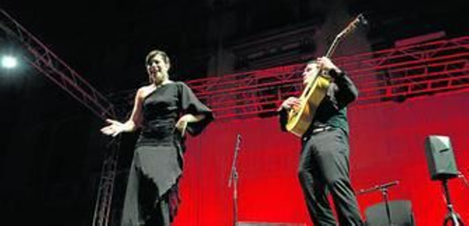 María José Pérez estuvo soberbia en toda su actuación, aunque el final fue apoteósico porque acabó de pie y cantando sin micrófono.