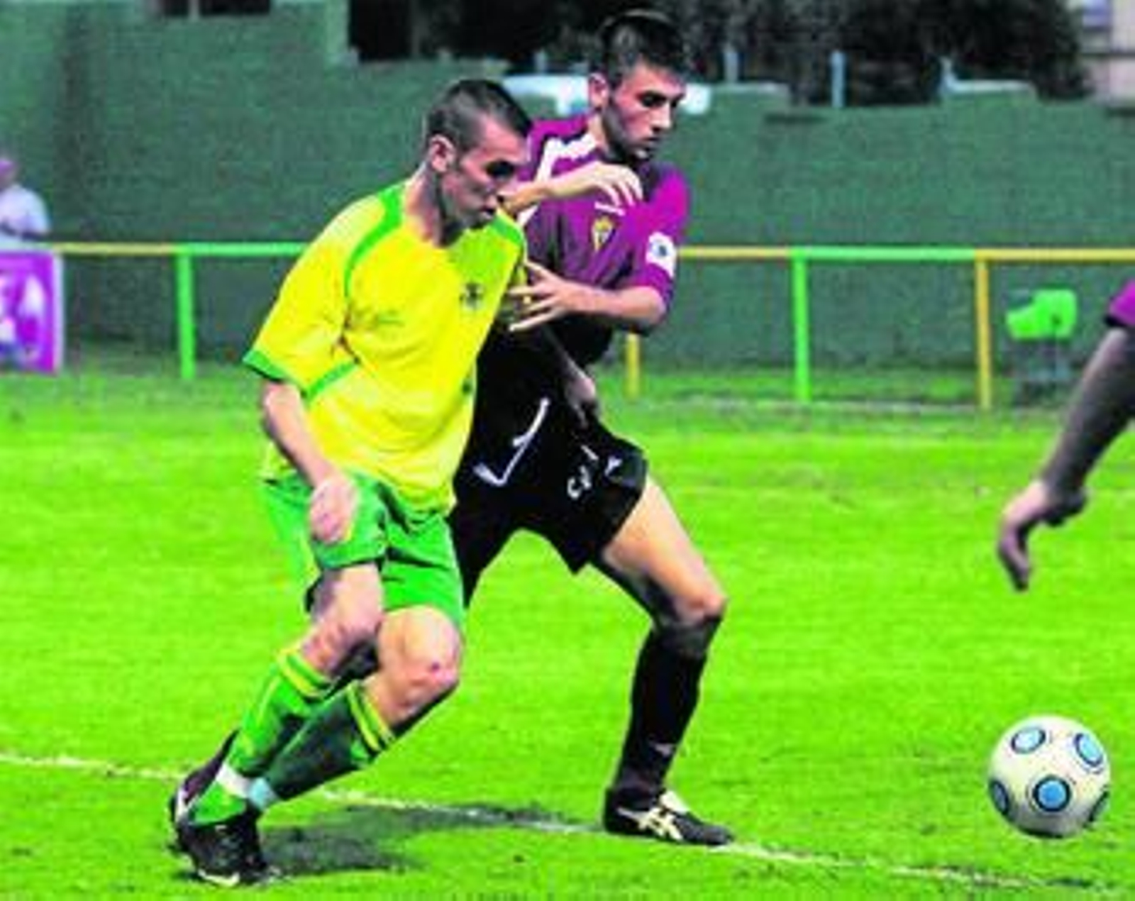 Migue pelea con un jugador del Cádiz B en un partido de la recién terminada campaña.