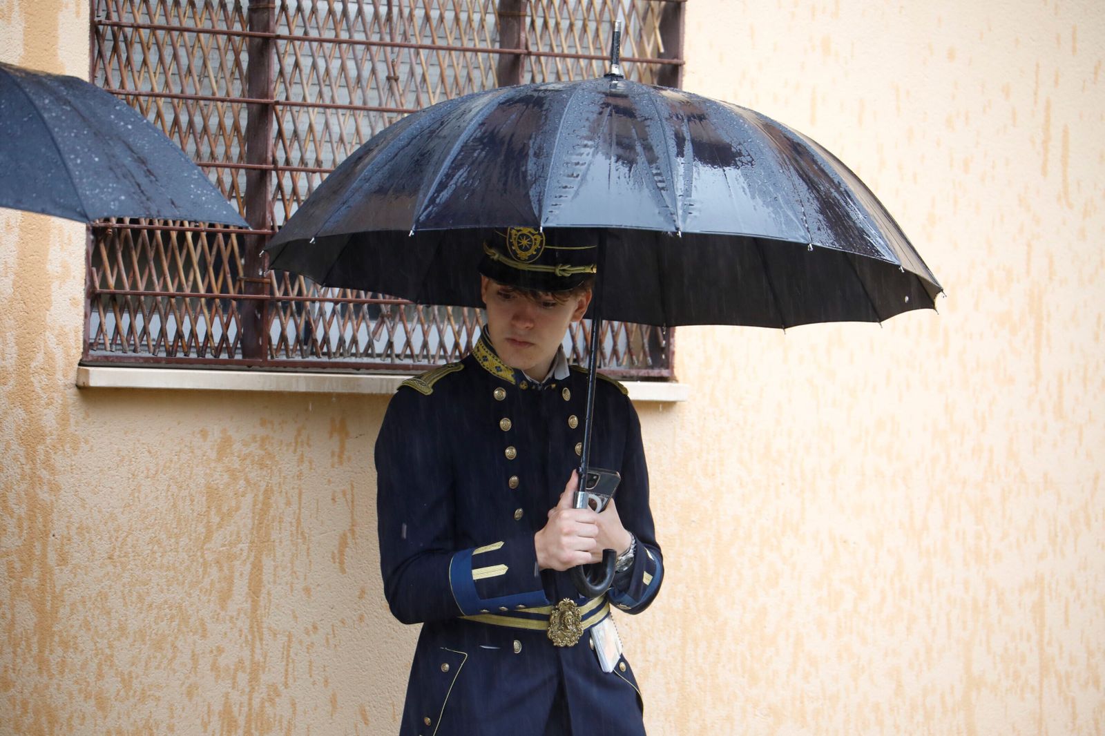 La lluvia frustra la salida de la hermandad de la Estrella el Lunes Santo, en imágenes