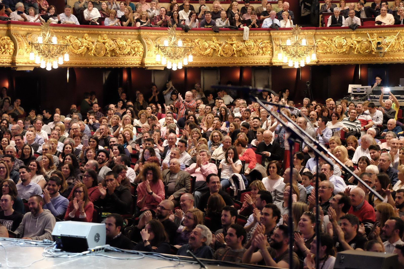 El público del Teatro del Liceo presenciando las actuaciones de las agrupaciones gaditanas el pasado domingo.