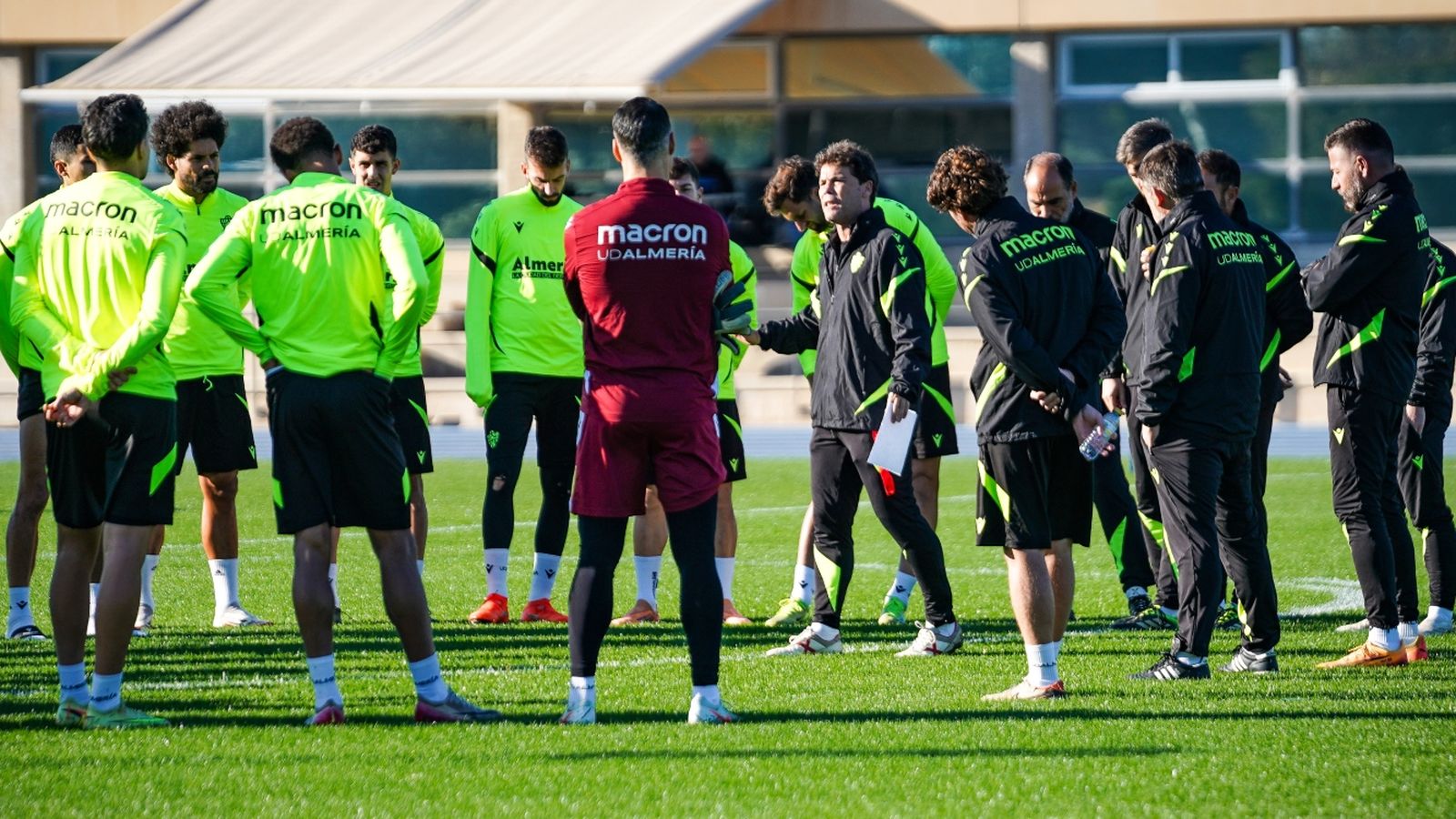 El técnico catalán se dirige a sus futbolistas en el primer entrenamiento tras el parón navideño.