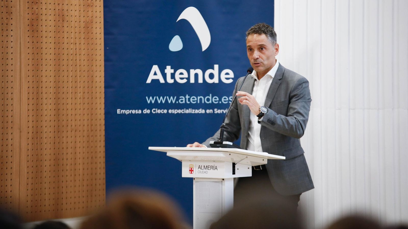 Diego López, gerente de Atende, durante la presentación del coloquio.