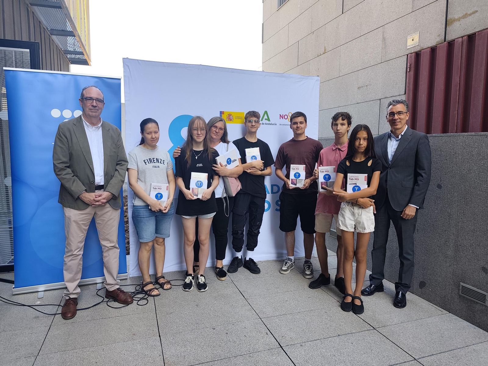 Foto de familia tras el acto de entrega de tablets.
