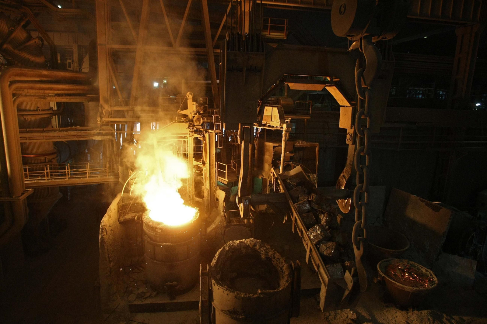 Fabricación de acero inoxidable en la planta de Acerinox, en Los Barrios