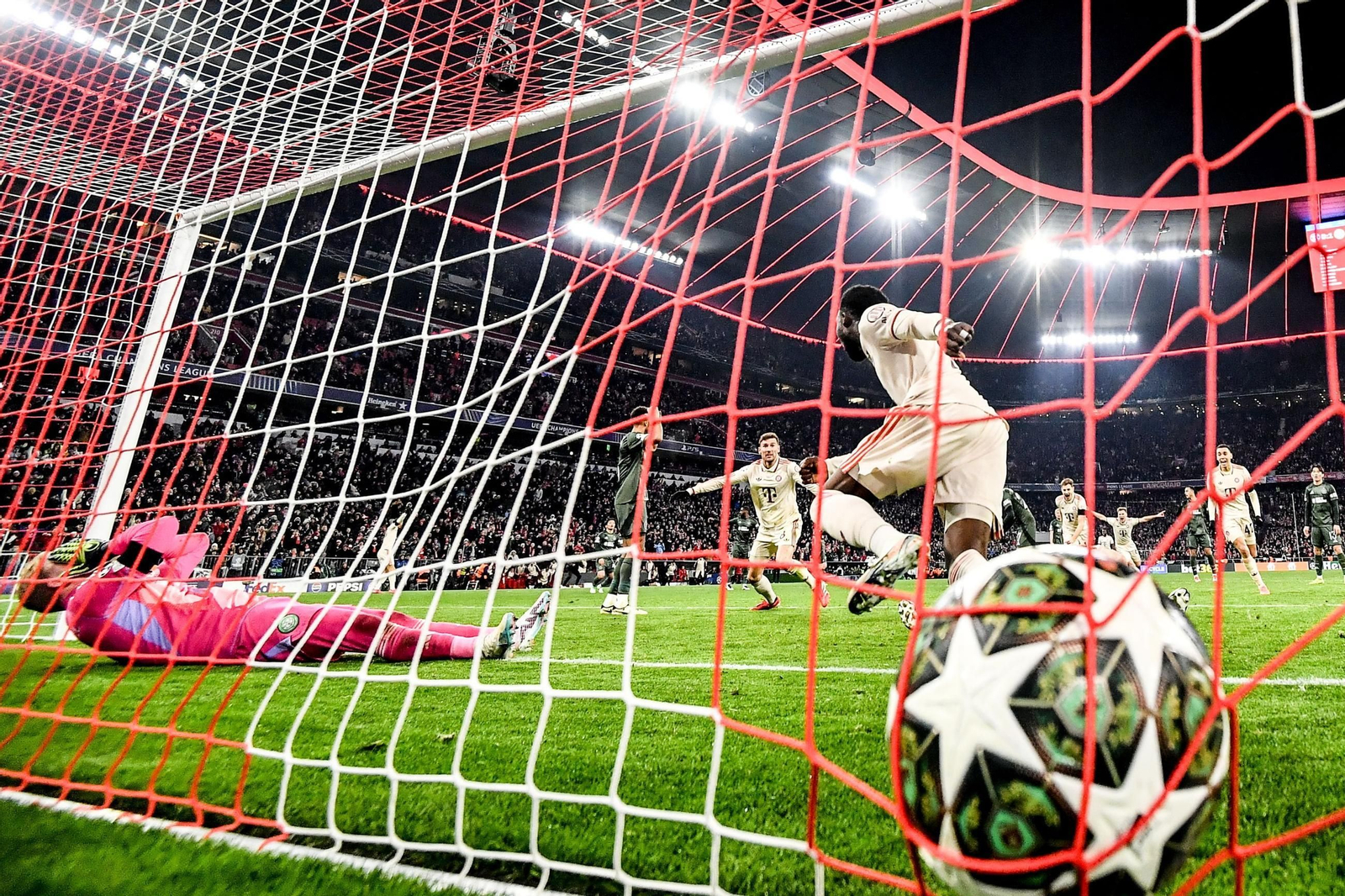 Alphonso Davies marca el gol que le dio la clasificación al Bayern.