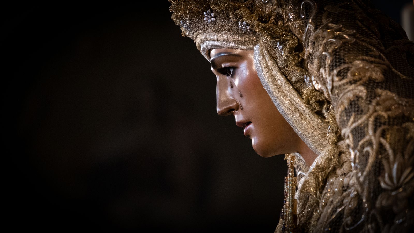 La Esperanza de Triana en su besamanos, en imágenes