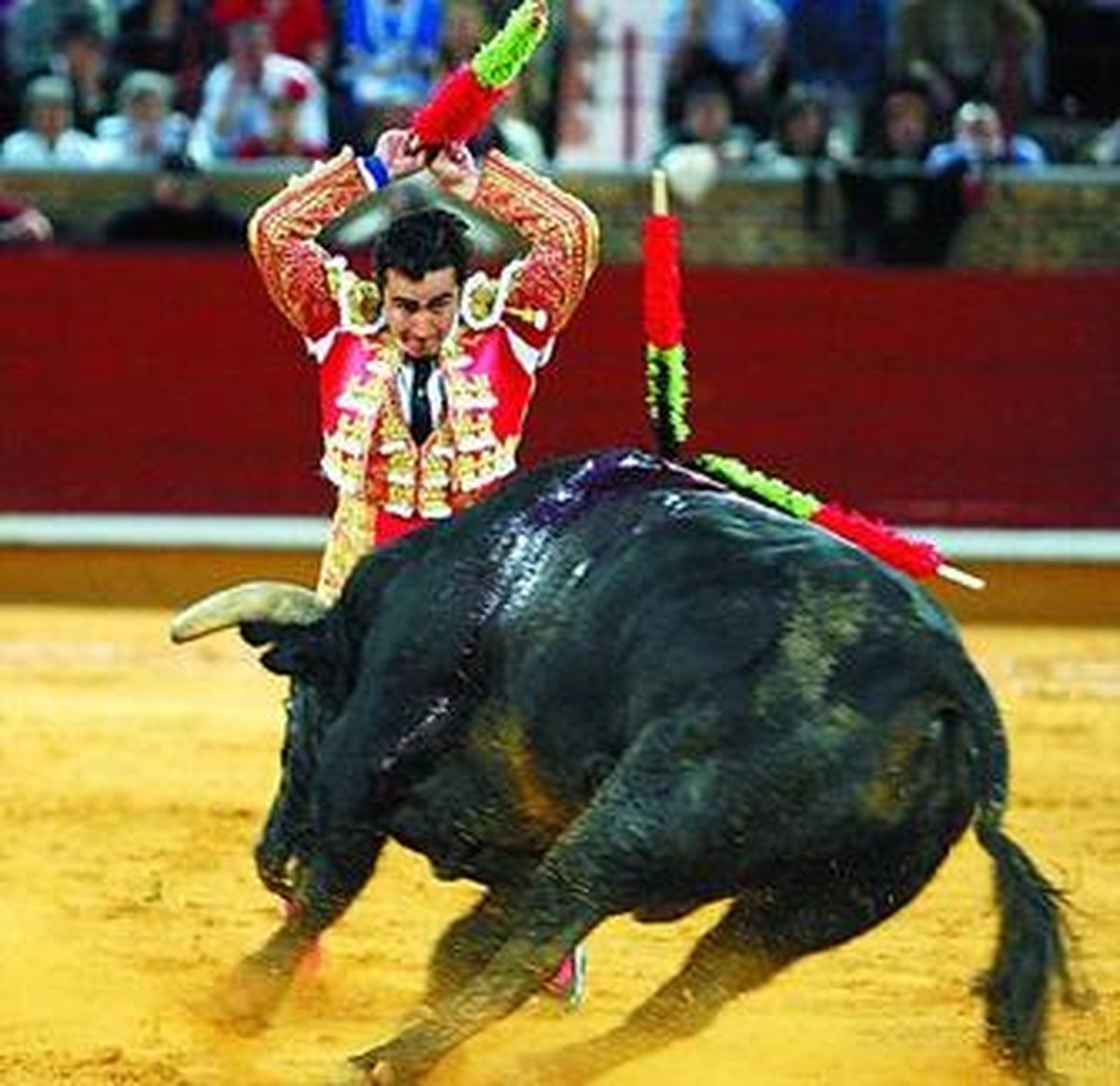 El Fandi, poniendo banderillas en la plaza de toros de Granada.