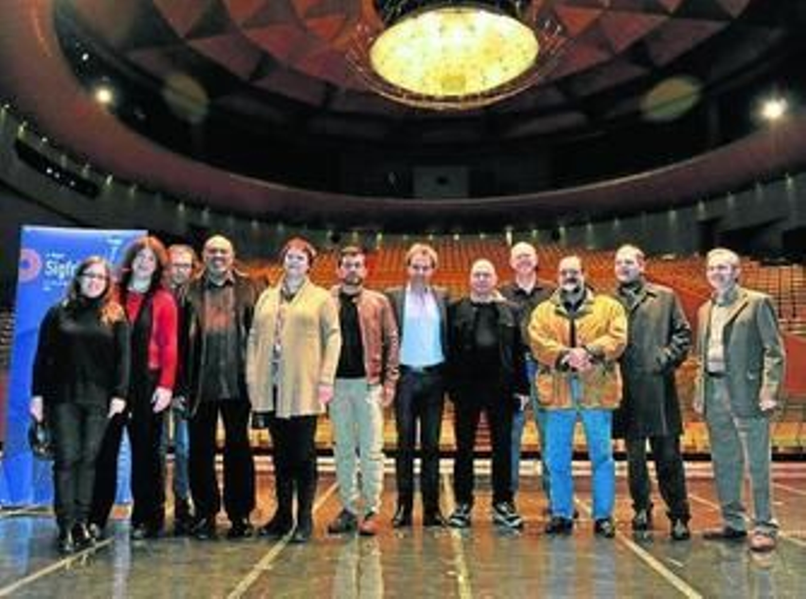 El soberbio elenco de 'Sigfrido', al que encarna Lance Ryan (el segundo comenzando por la derecha).