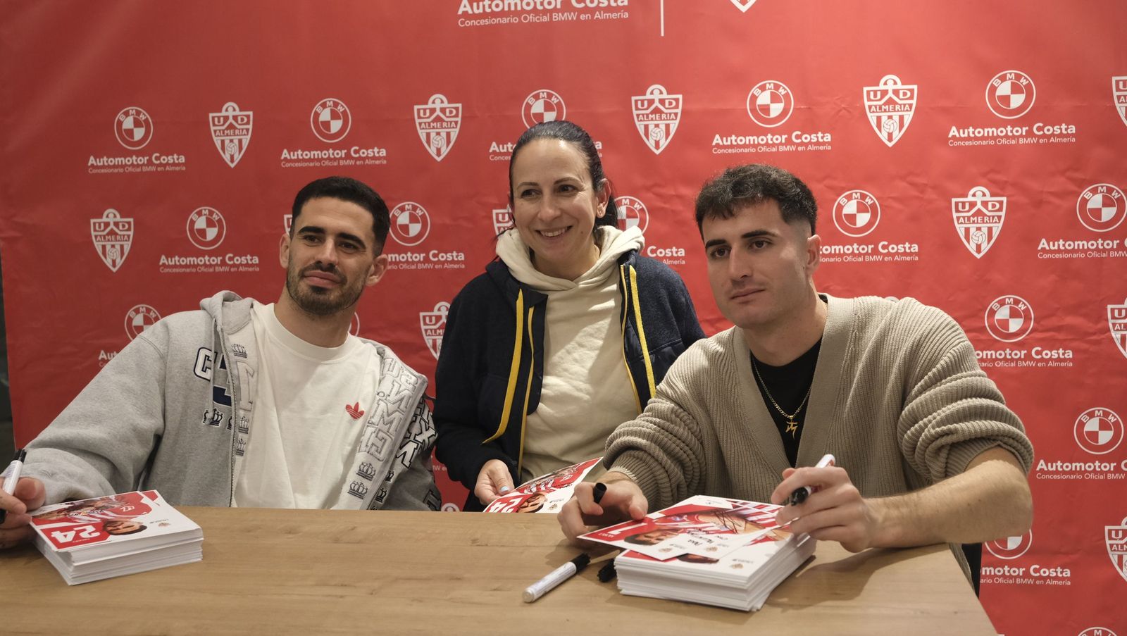 Jon Mocillo y Miguel de la Fuente firman autógrafos en Automotor Costa BMW