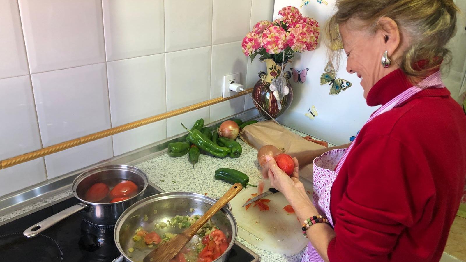 Componente de la asociación Mujeres de Acero del barrio de la Viña, cocinando en su vivienda para el estudio presentado por la UCA.