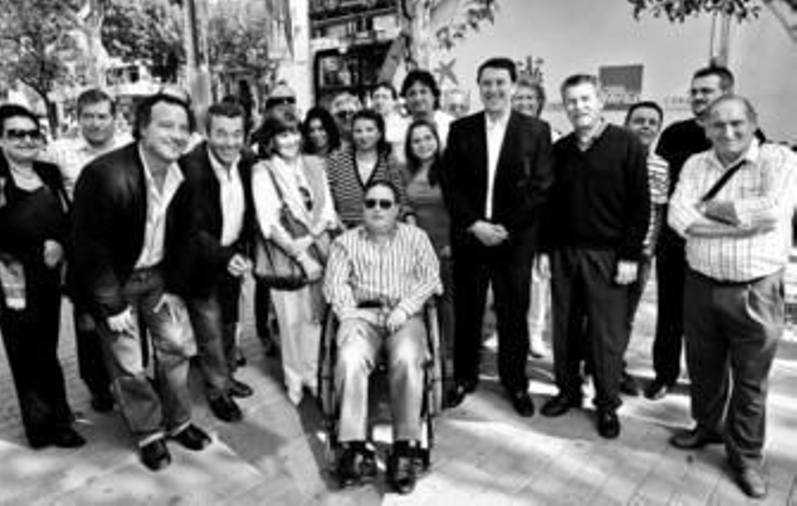 Manuel Cortés, en primer término, rodeado por algunos de los artistas que actuarán en su homenaje.