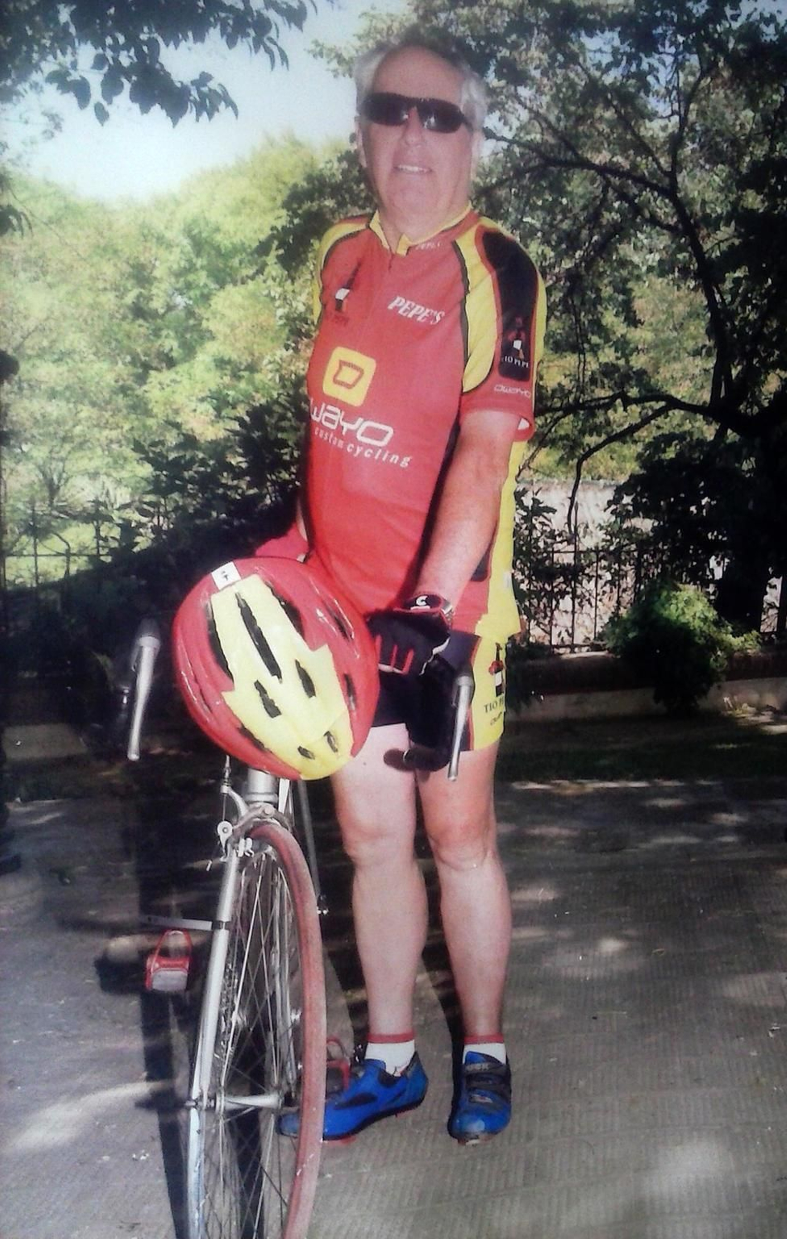 Foto que ilustra la portada del libro: José Castaño junto a su hijo José María.