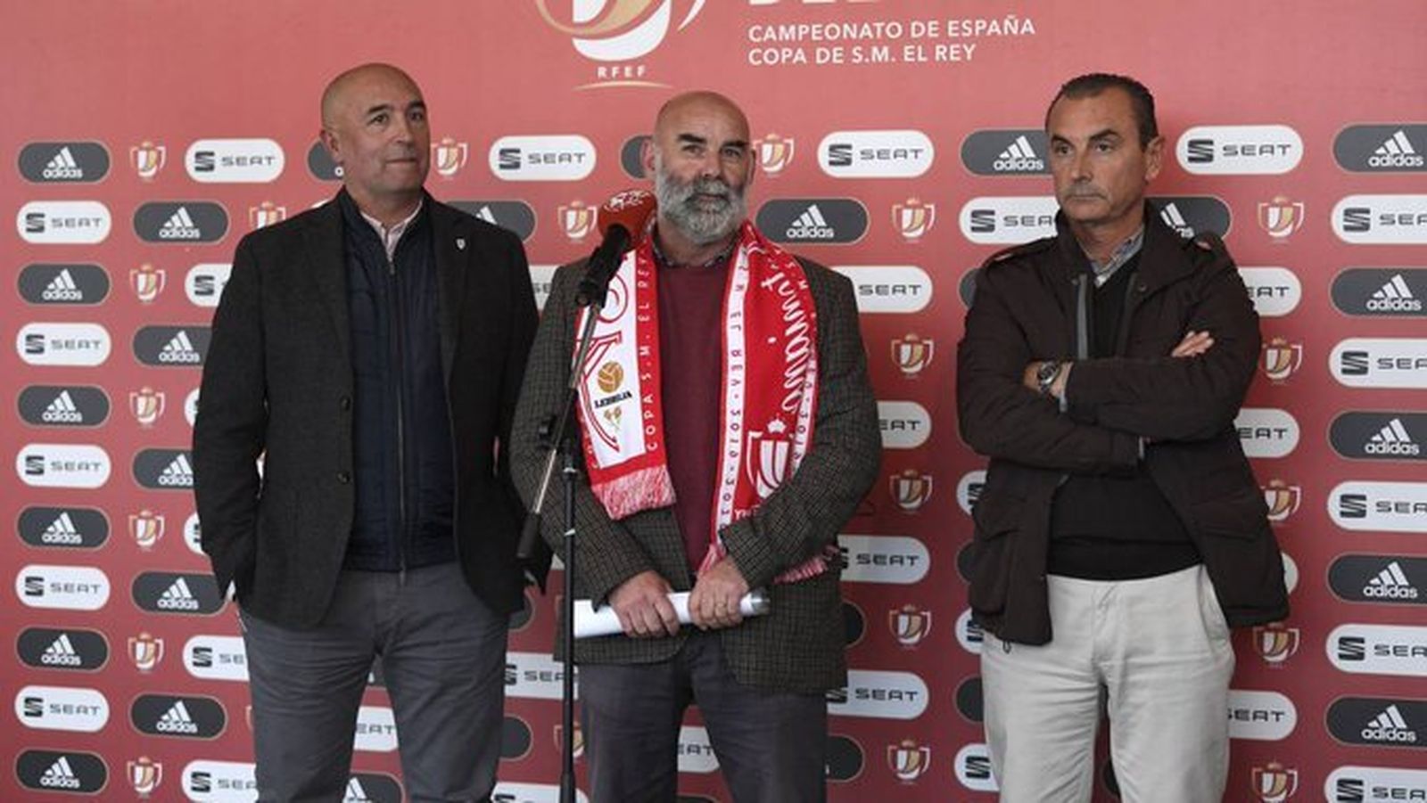 Juan Antonio Romero, en el centro de la imagen, presidente del Antoniano.