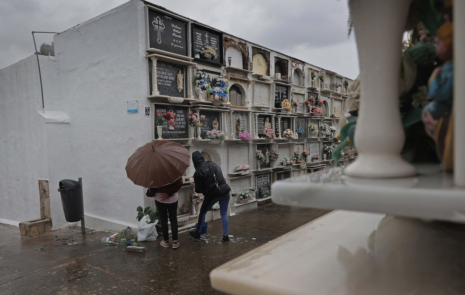 Fotos de los preparativos para Tosantos en el cementerio de Algeciras