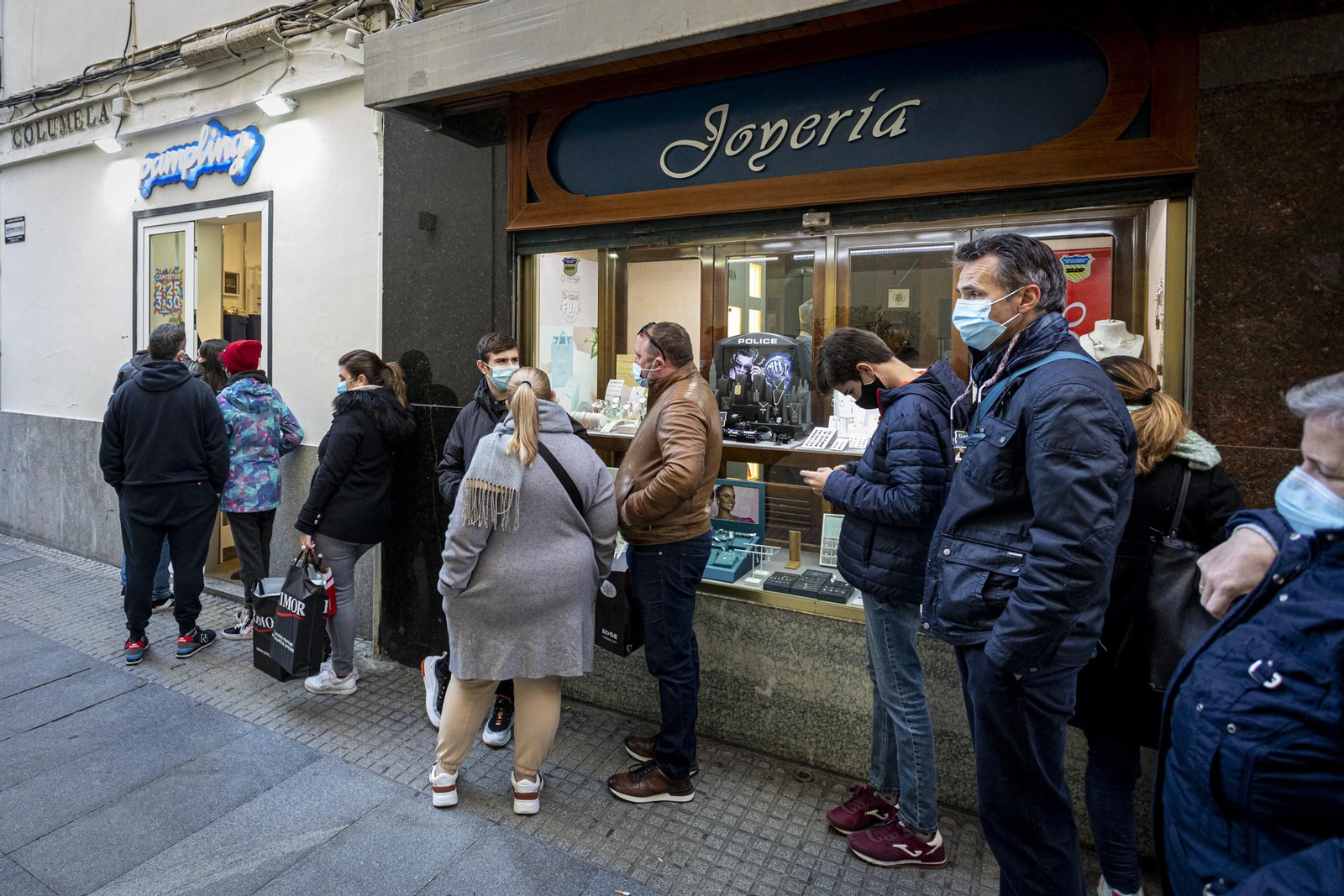 Colas ante un comercio de la ciudad para hacer las compras navideñas.