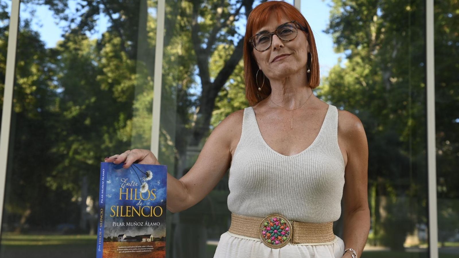 La escritora Pilar Muñoz Álamo con su libro