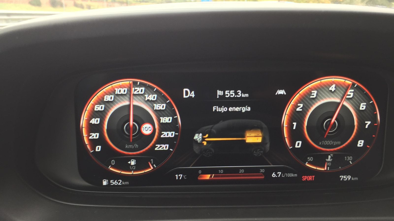 Durante las aceleraciones la batería proporciona energía al generador que se suma a la del motor térmico.