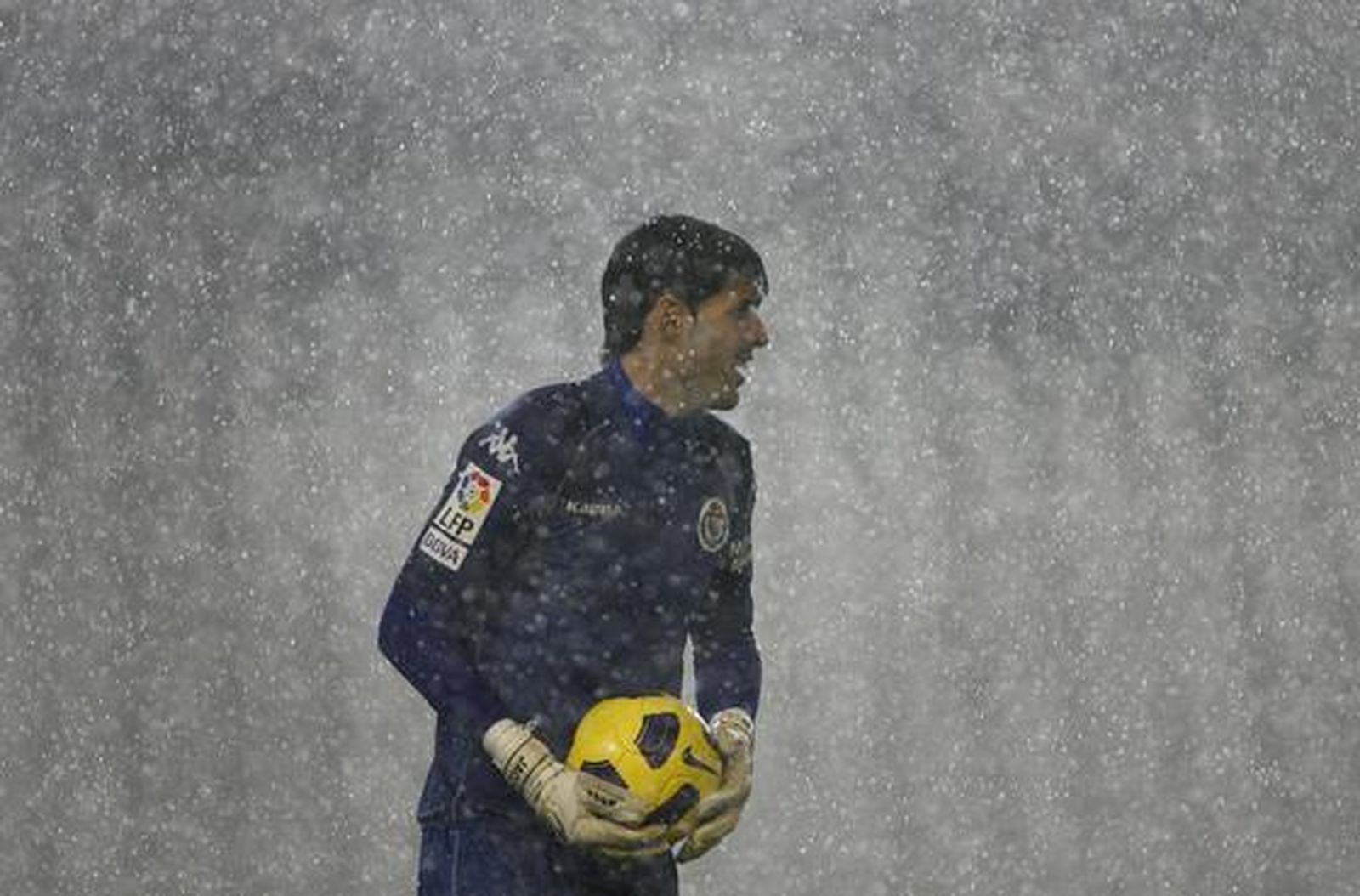 El Córdoba vence al Valladolid 1-0 bajo un diluvio en el Arcángel. / José Martínez