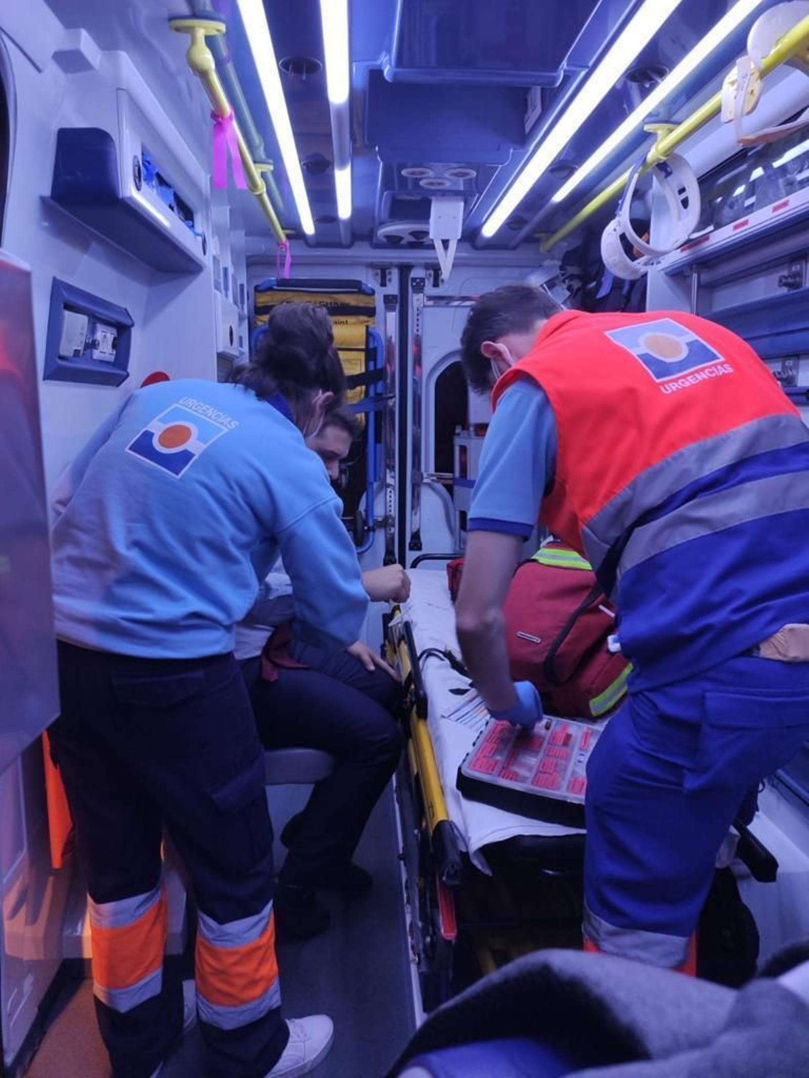 Profesionales del servicio atienden a un paciente en una ambulancia.