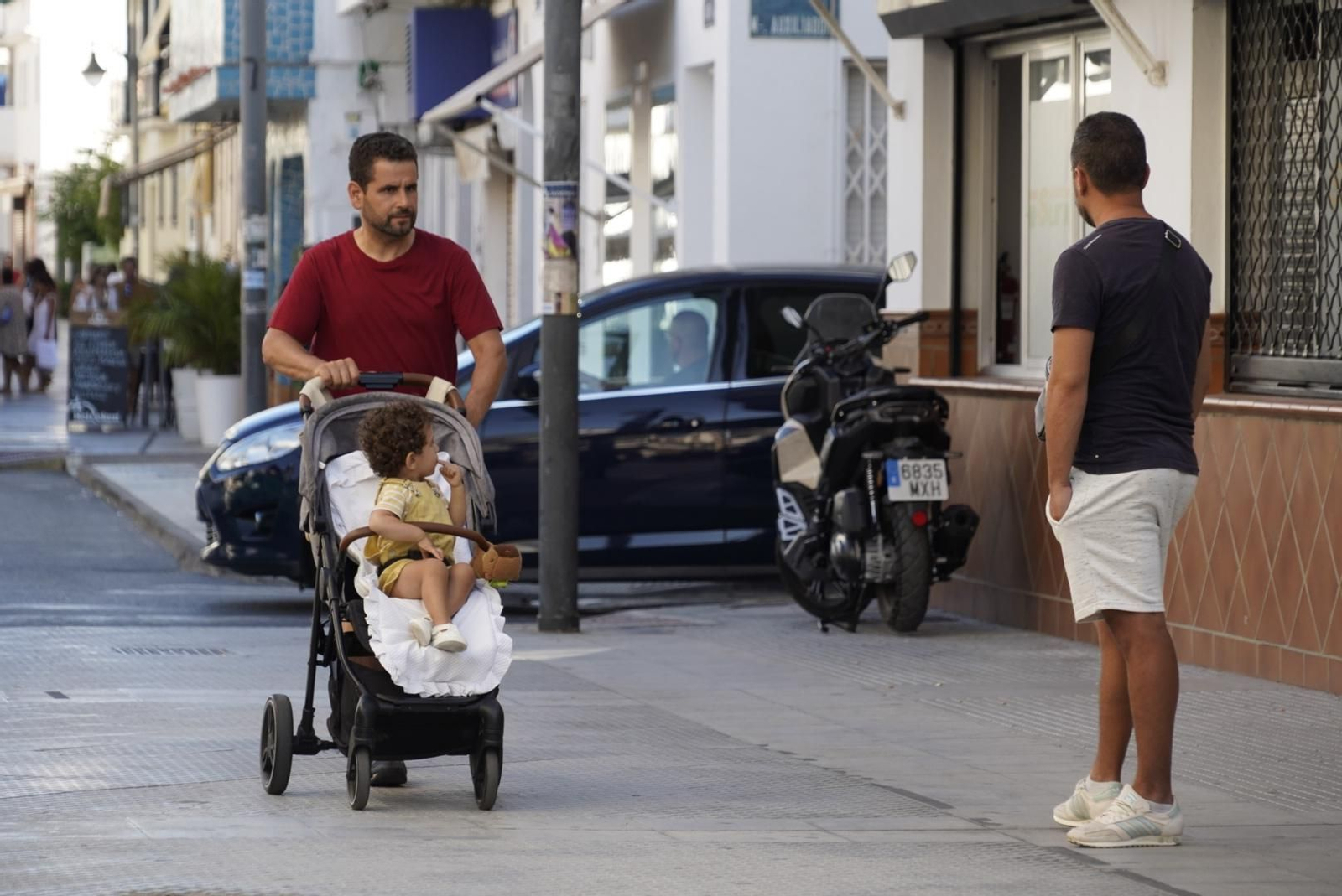 La Calle Ancha de Punta Umbría, una tarde de verano con el sol cayendo