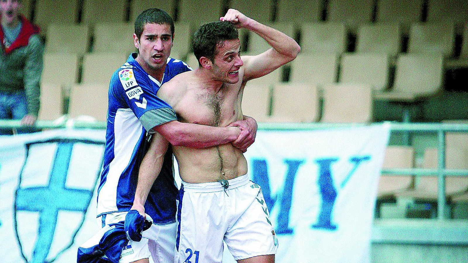 Geijo felicita a Camuñas tras anotar el gol de la victoria ante el Lorca en 2007.