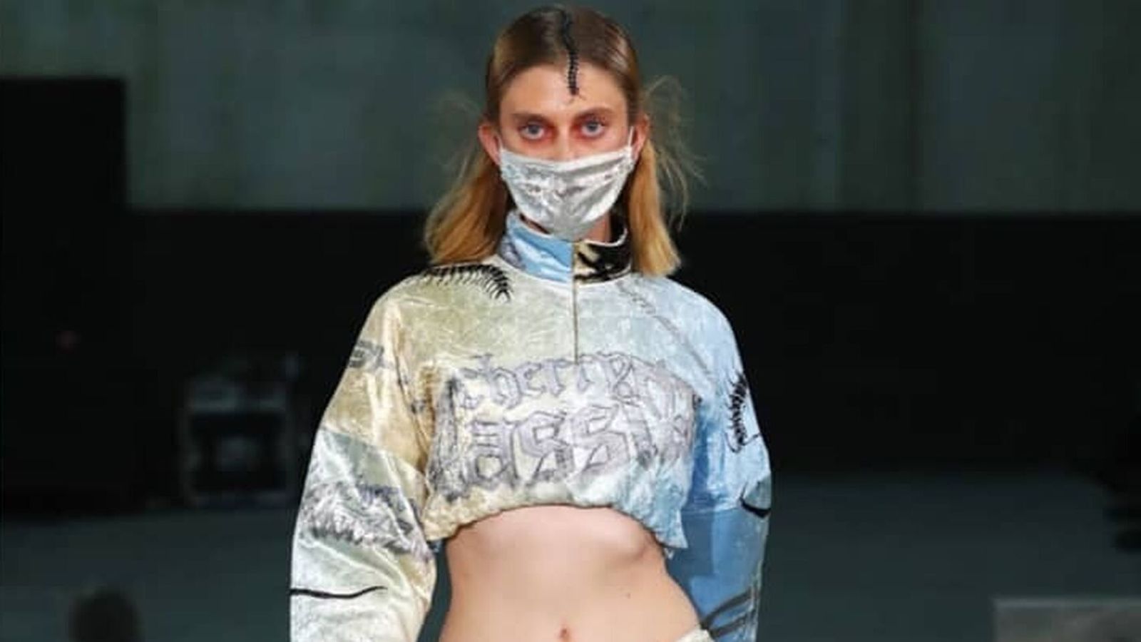 Modelo de Fendi desfila con mascarilla de esta firma.