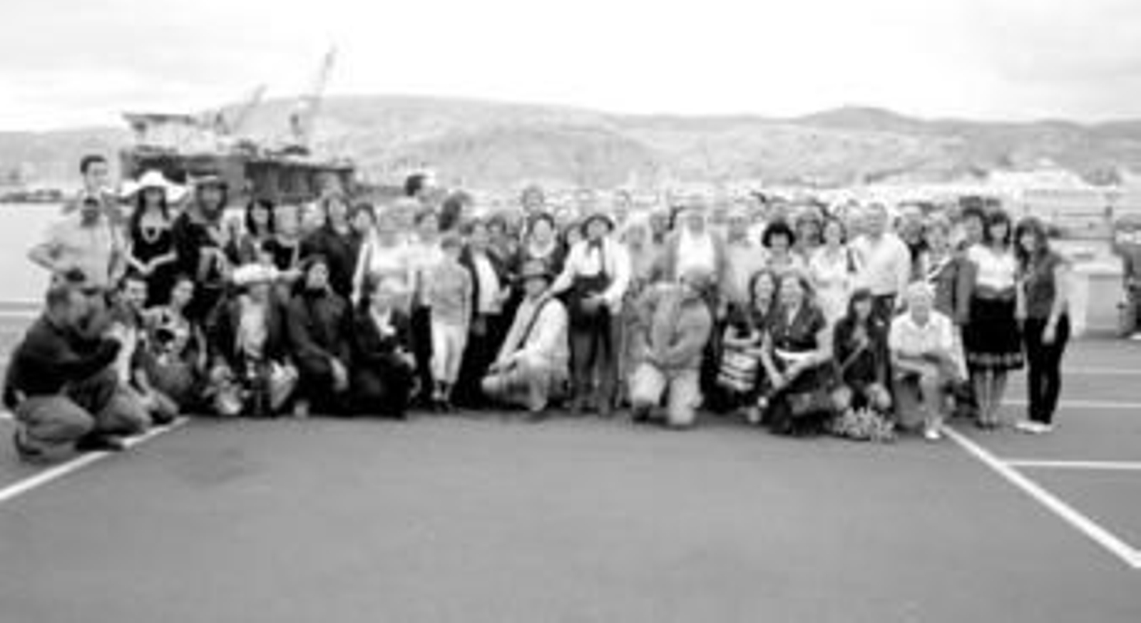 Los participantes en la visita guiada, junto a los actores que encarnaron a los famosos en el puerto de Almería.