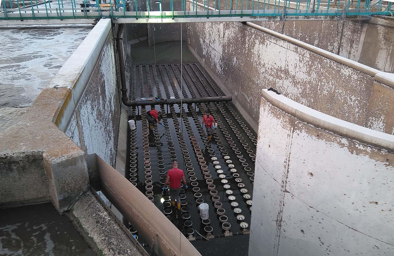 Trabajos de mantenimiento en una EDAR de Córdoba.