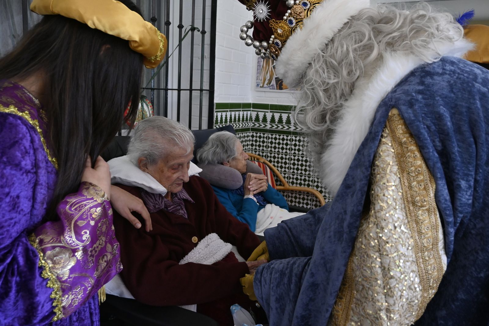 Visita de los Reyes Magos a los ancianos de los asilos de Huelva, en imágenes