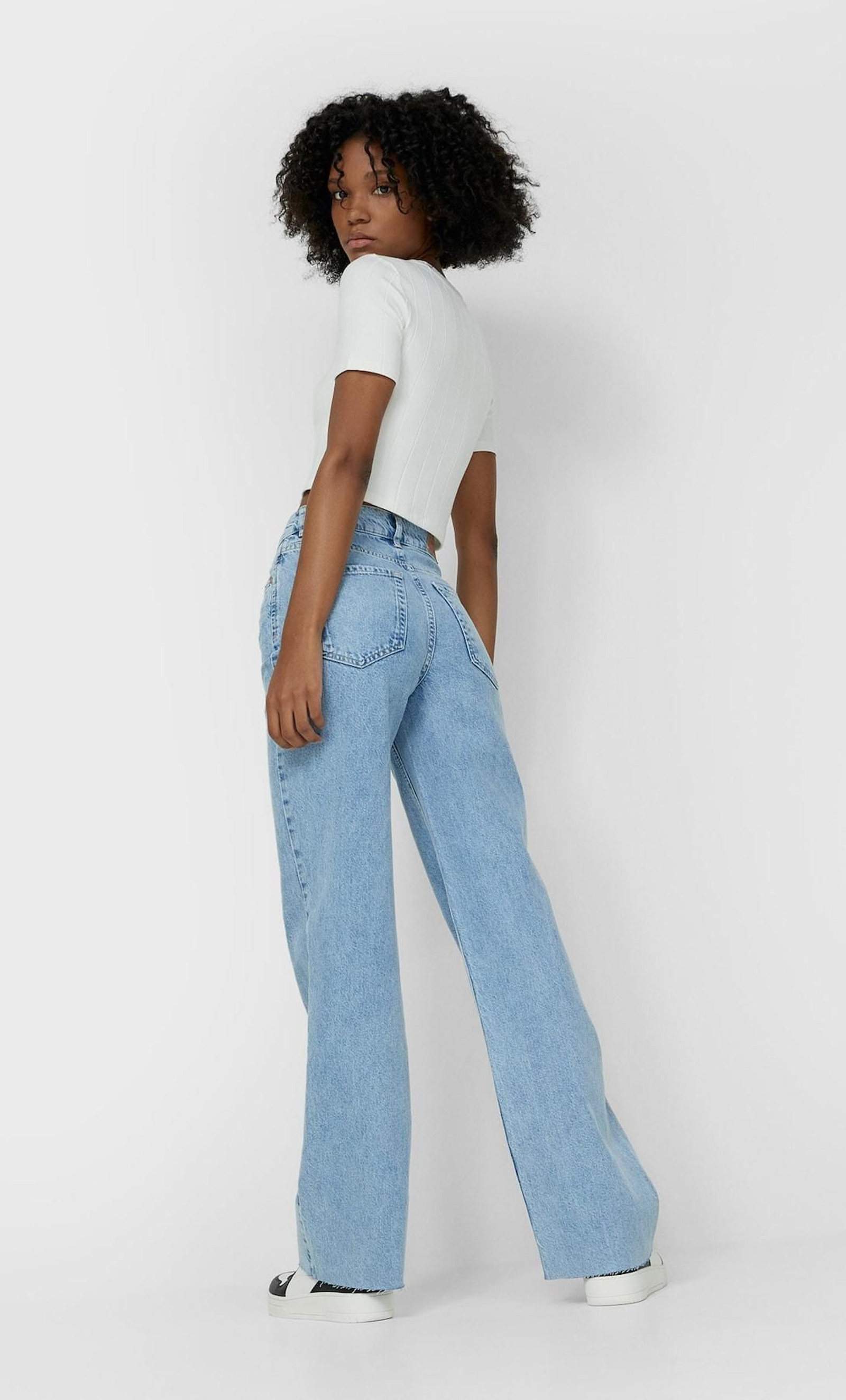 Los vaqueros con cinturilla asimétrica de Stradivarius.