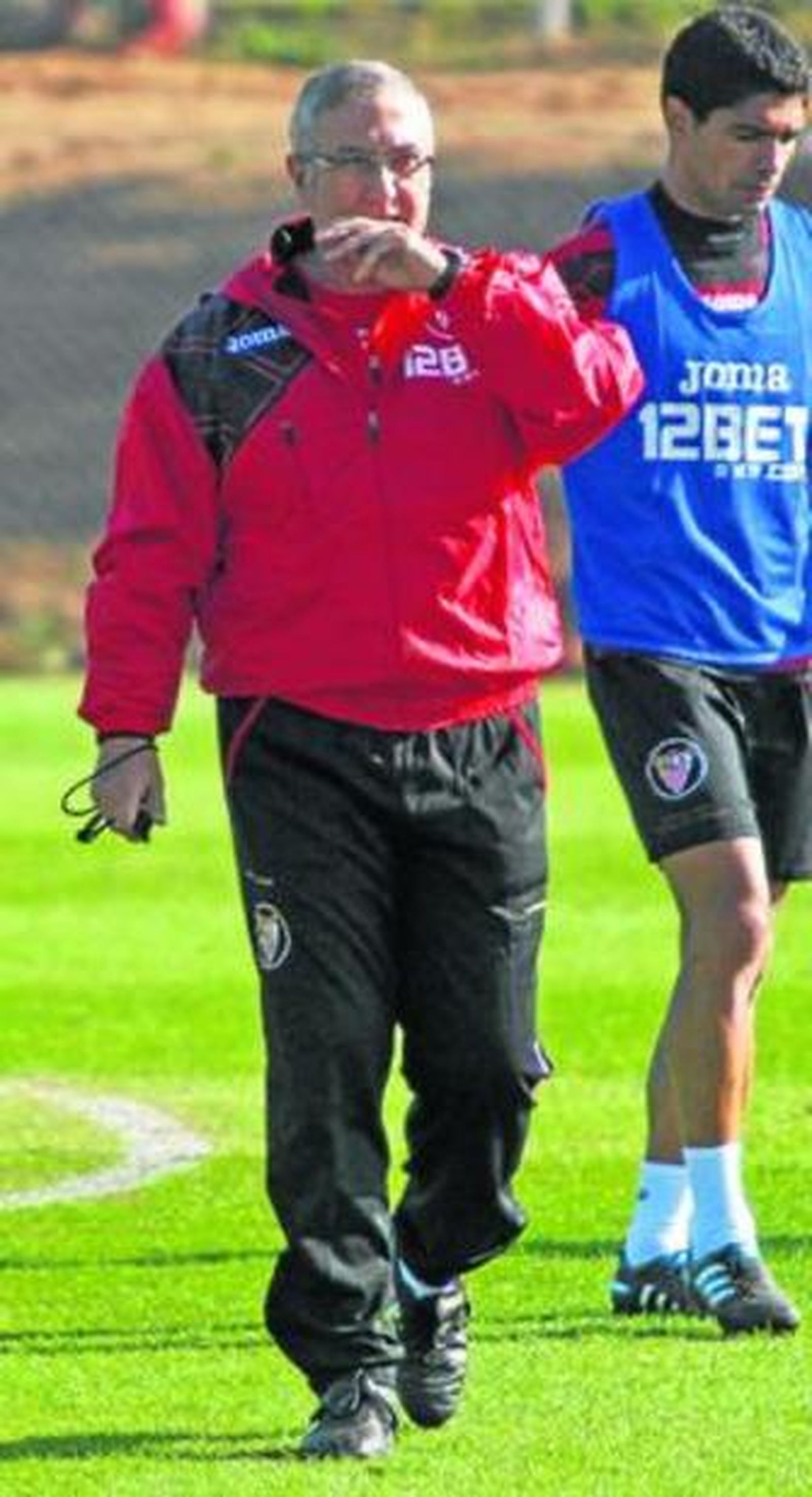 Manzano dirige el entrenamiento con Renato al fondo.
