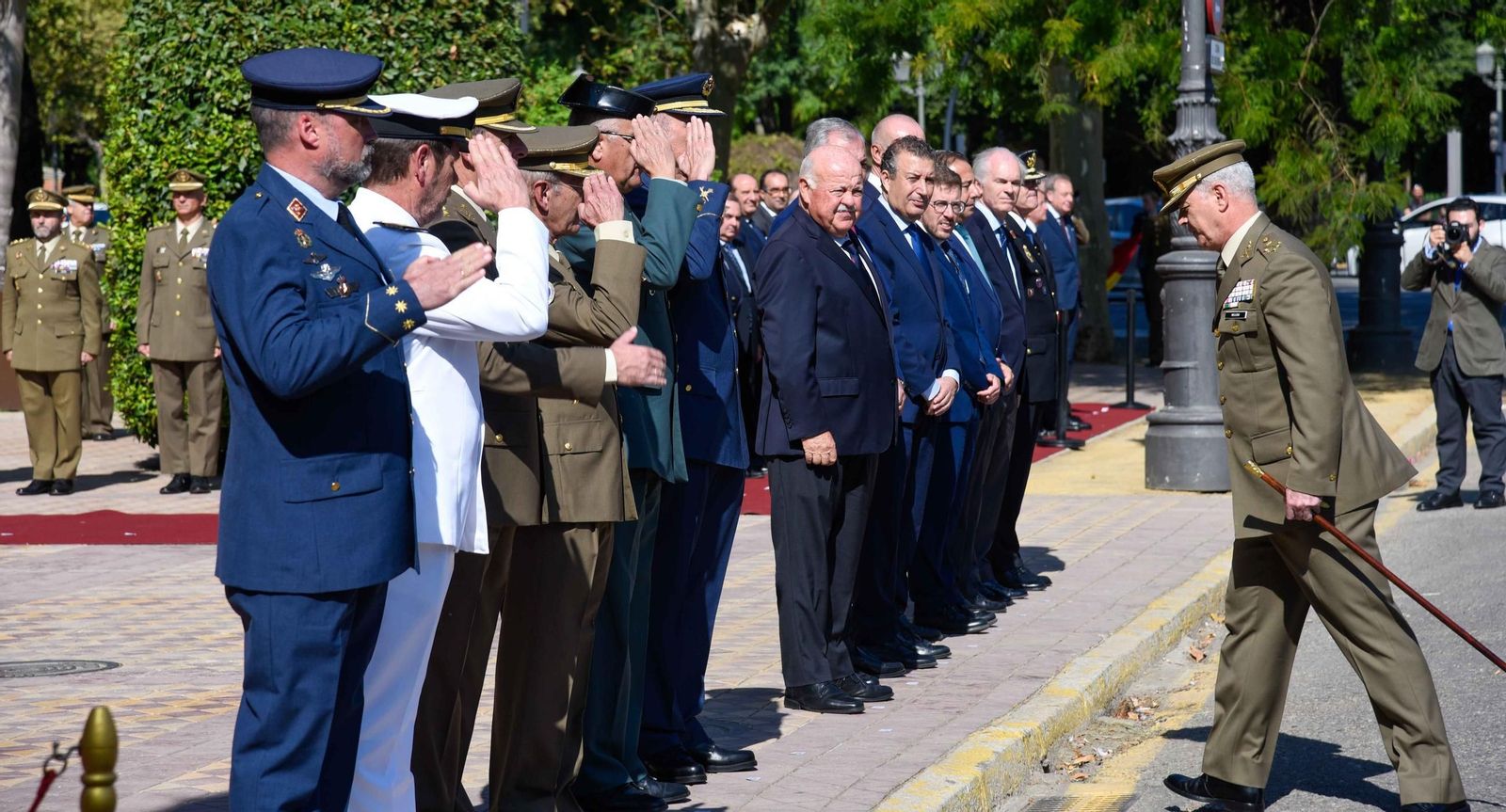 Acto de izado de la bandera y desfile por el día de la Hispanidad