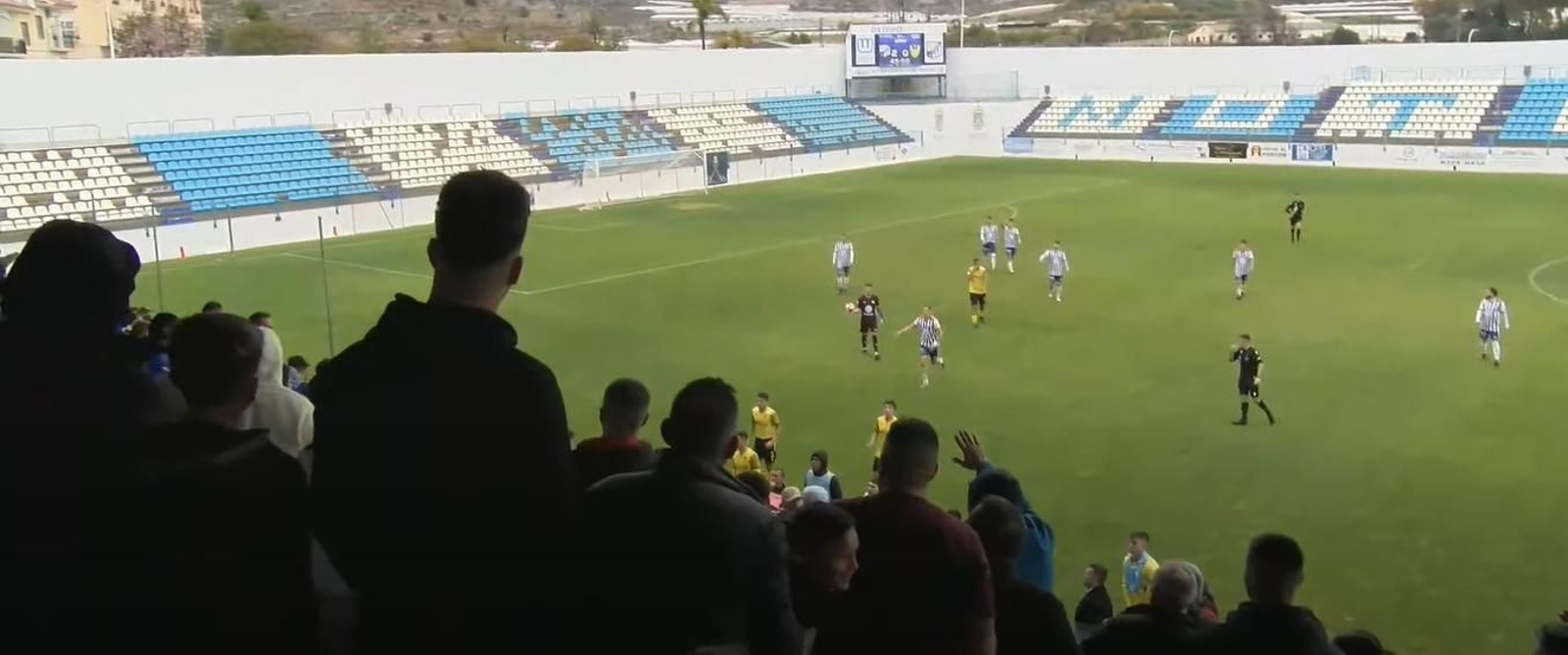 Momento donde los jugadores melillenses saltan a la grada Momento donde los jugadores melillenses saltan a la grada