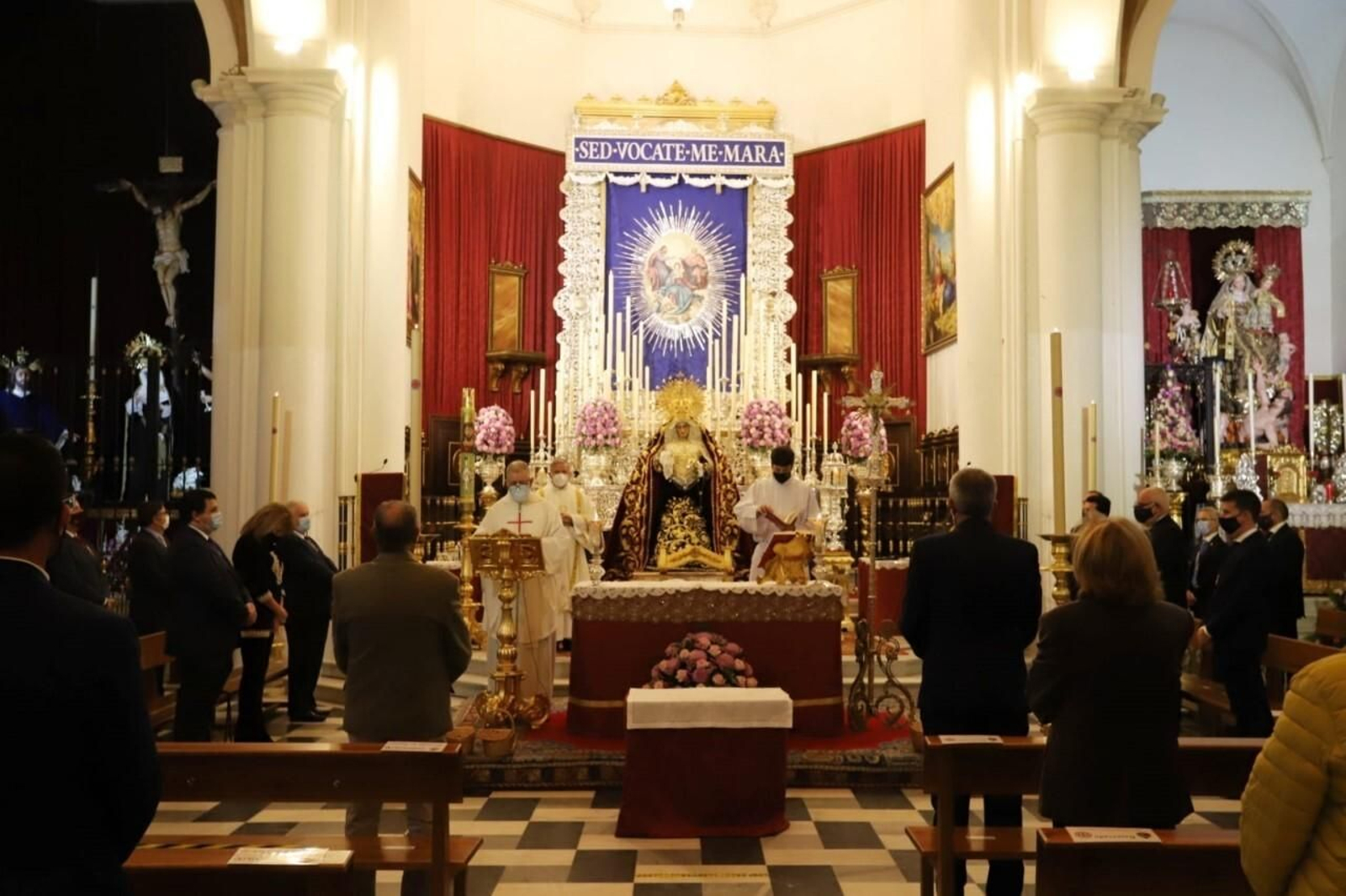 El anuncio de la apertura del expediente de coronación de la Amargura se produjo tras la misa parroquial.