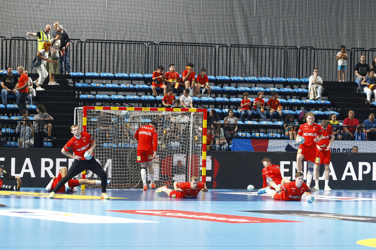 Imágenes del España-Dinamarca de la EHF Euro Cup de balonmano, en Almería