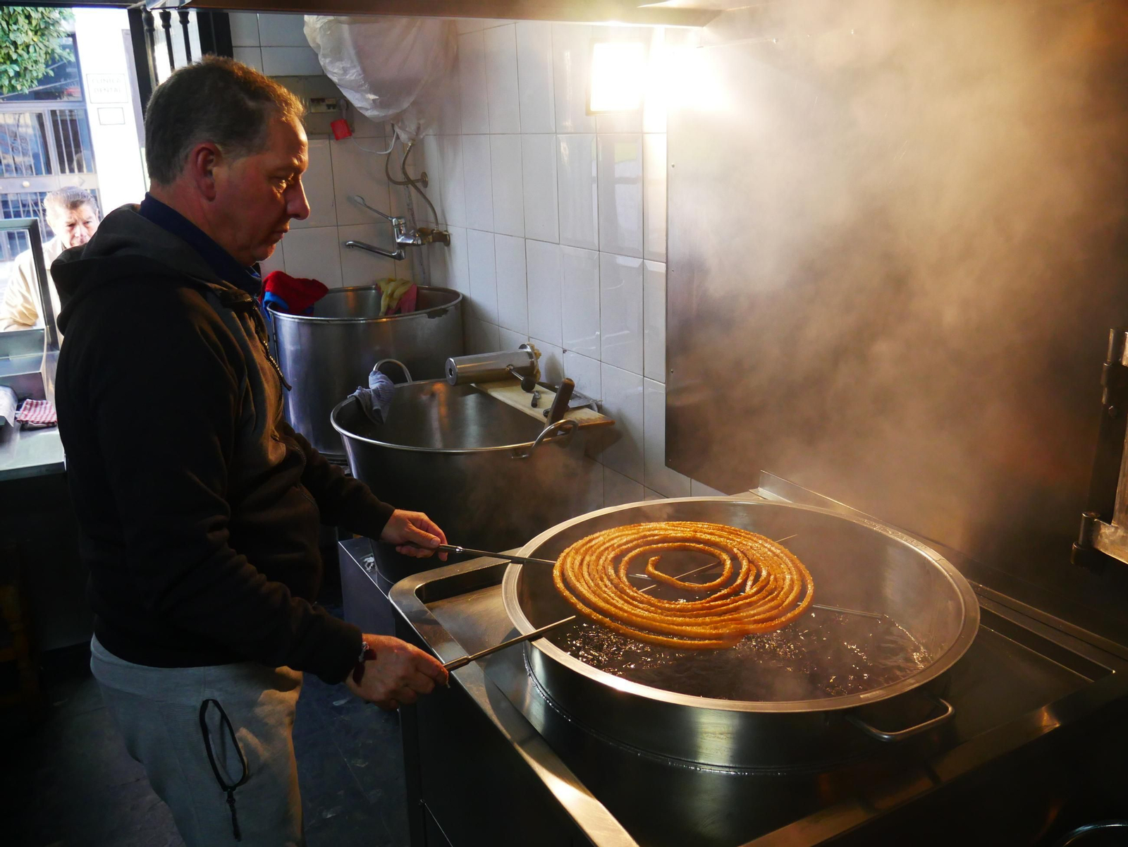 Jesús Cózar, sacando una rueda de churros para su venta.