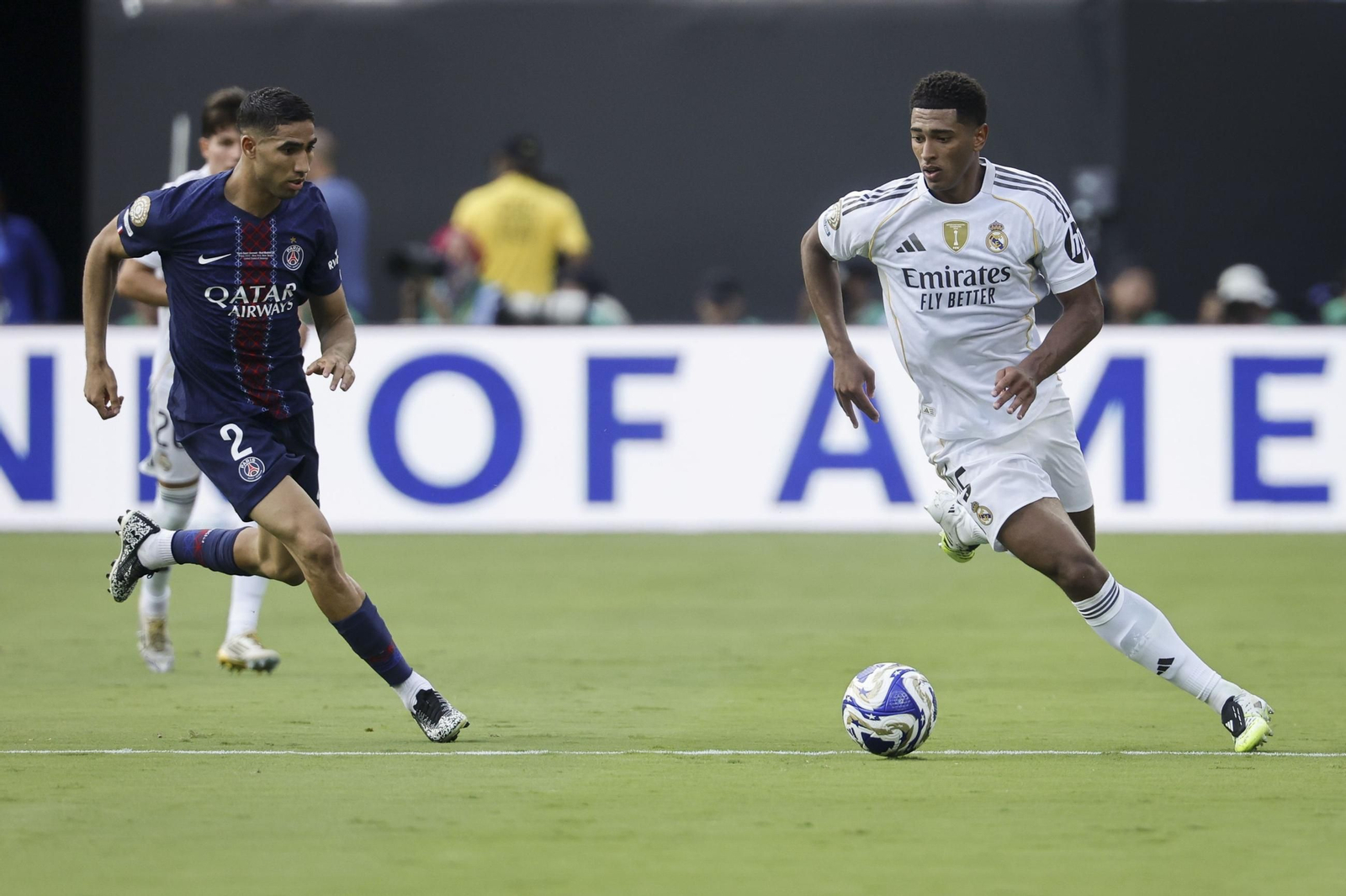 El madridista Jude Bellingham avanza con el balón ante la presión del futbolista del PSG Achraf Hakimi durante las semifinales del Mundial de Clubes.