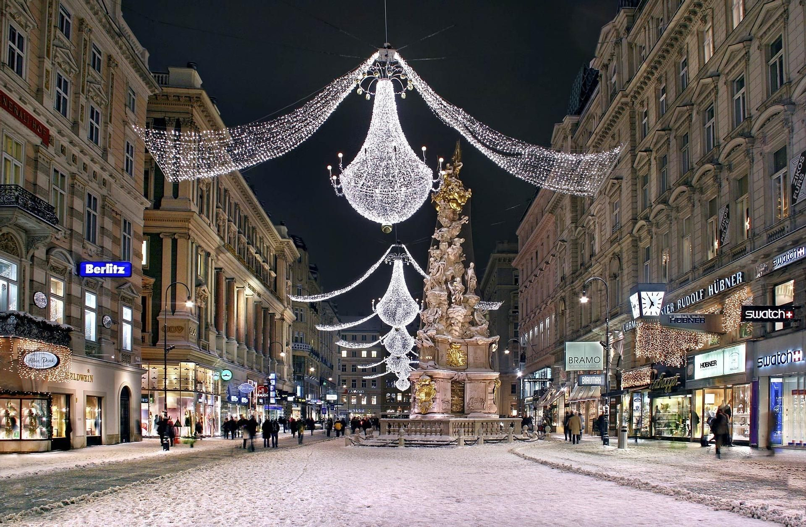 Avenida de Viena totalmente nevada e iluminada por Navidad