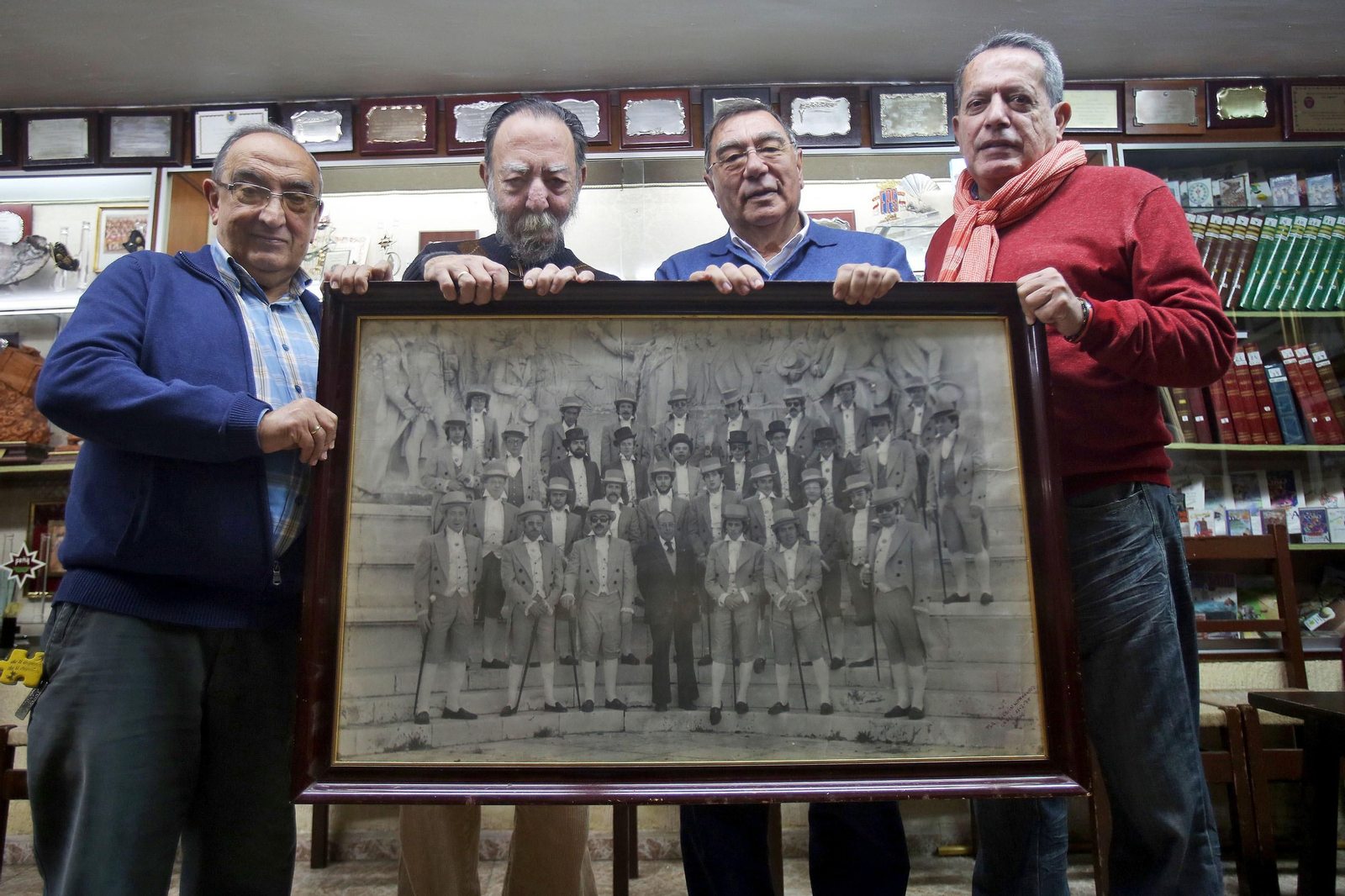 El sastre viñero Manolo Torres (el segundo por la izquierda), junto a Antonio Sánchez de la Flor, Juan Antonio Guerrero y José Luis Fatou.