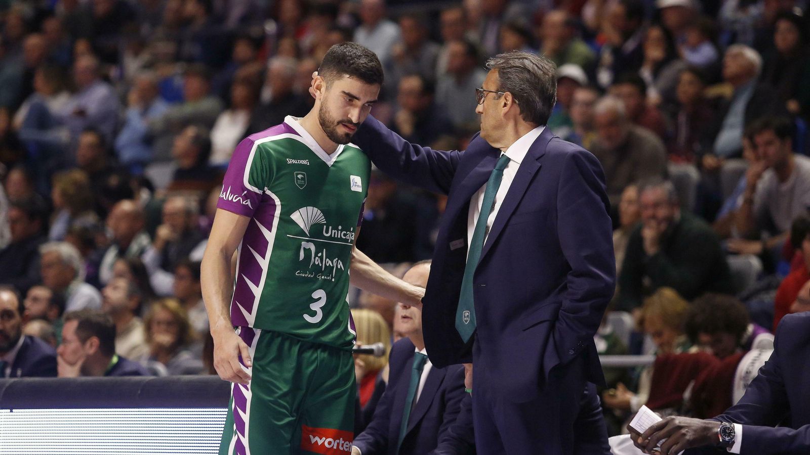 Luis Casimiro agradece el trabajo a Jaime Fernández.