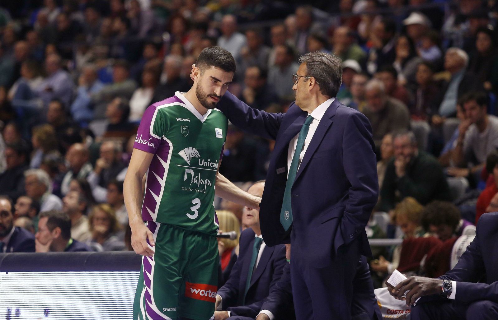 Luis Casimiro agradece el trabajo a Jaime Fernández.