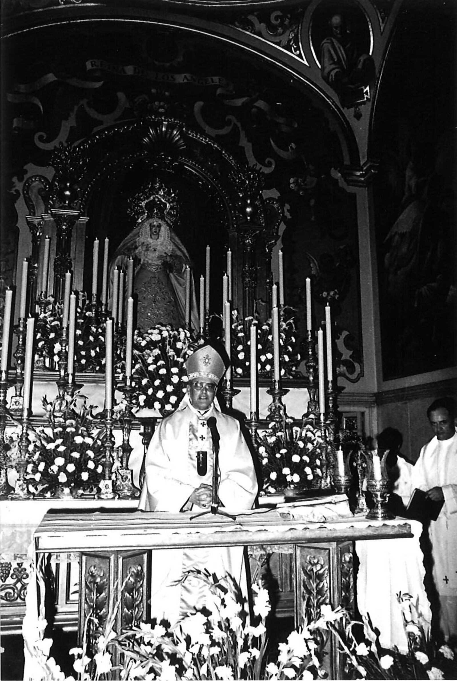 Dos de agosto de 1984. El entonces arzobispo, monseñor Amigo Vallejo, tras descubrir en la capilla una placa en honor a Sor Ángela de la Cruz.